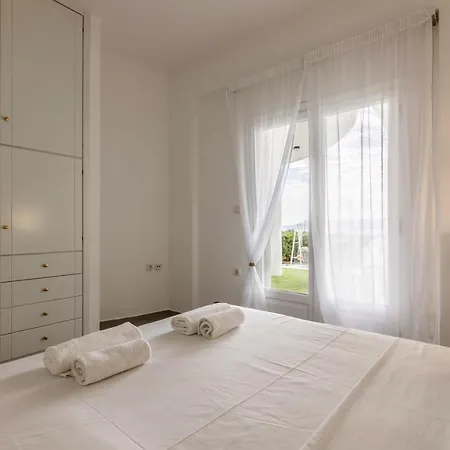 The White Cycladic Style With Plunge Pool 헐소니소스