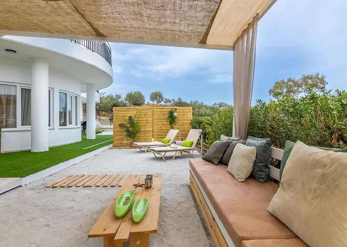 The White Cycladic Style With Plunge Pool Апартаменты