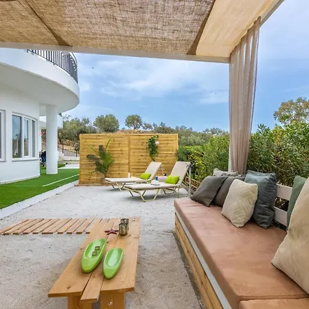 The White Cycladic Style Apt With Plunge Pool Apartamento